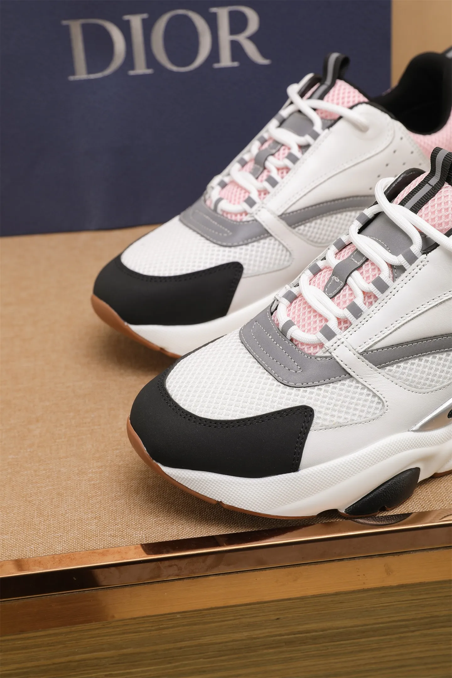 Factory price: 460💰Dior’s top version of D’s b22 men’s sports shoes. Inspired by retro running styles, the chunky low-top silhouette features gray calf leather and blue and white mesh fabric uppers, atop a black, white and blue engraved rubber sole. Nylon ribbon accents the blue mesh tongue and heel counter, and a "dio~" logo appears on the side. Pair it with a suit for a striking contrast and add a sportswear-chic edge to your look. The thick sole can be about 4cm~ Size: 38-45, [46, 47 customized]